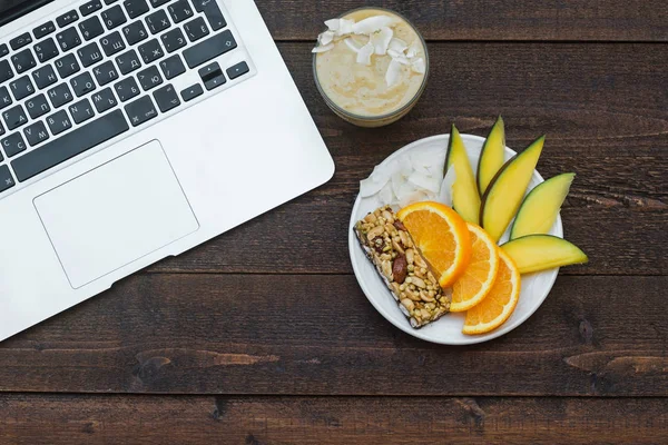 Espaço Trabalho Com Laptop Com Pequeno Almoço Saudável Manga Laranja — Fotografia de Stock