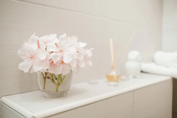 Toallas Limpias Flores Cosméticos Baño Spa Baño — Foto de Stock