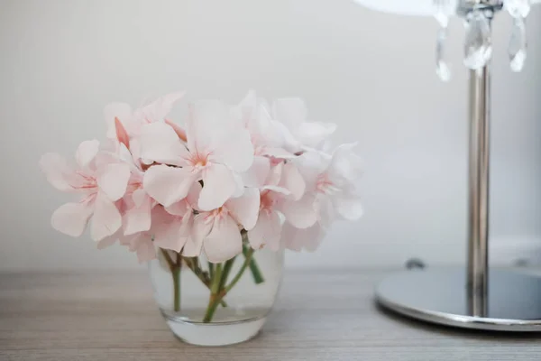 Flores Cor Rosa Banho Hidromassagem Cosmética Banheiro — Fotografia de Stock