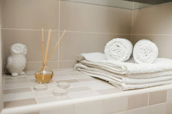 浴室清洁毛巾 鲜花和温泉浴化妆品 — 图库照片