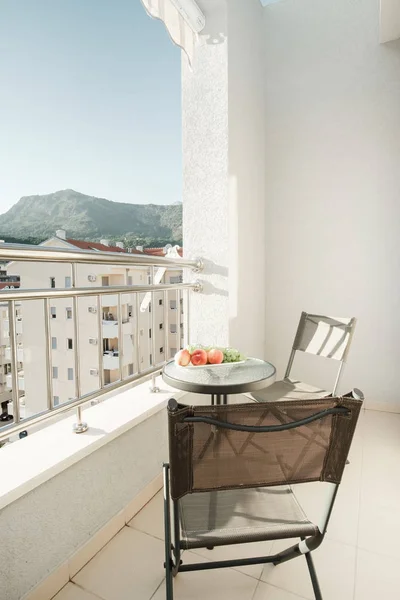 早餐桌与新鲜的果子在阳台反对城市 — 图库照片