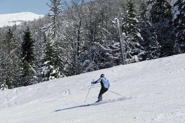 Esquiador Esquiando Nieve Fresca Esquí Las Montañas Día Soleado Invierno —  Fotos de Stock