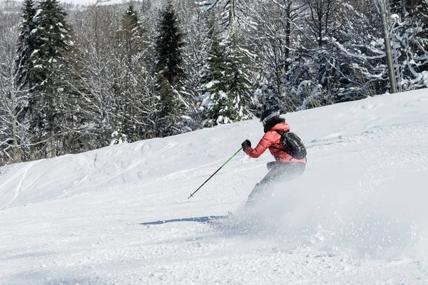 Esquiador Esquiando Nieve Fresca Esquí Las Montañas Día Soleado Invierno —  Fotos de Stock