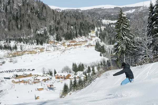 Esquiador Esquiando Nieve Fresca Esquí Las Montañas Día Soleado Invierno —  Fotos de Stock