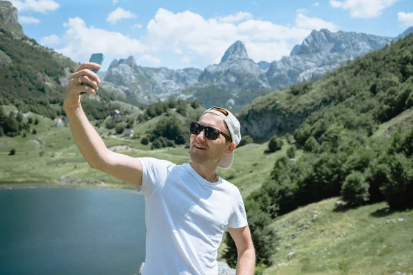 Homem Viajante Boné Óculos Sol Tirar Uma Foto Com Smartphone — Fotografia de Stock