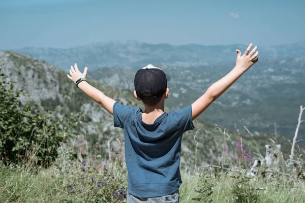 Reiziger Jongen Een Glb Zijn Handen Opgewekt Prachtige Landschap Berglandschap — Stockfoto