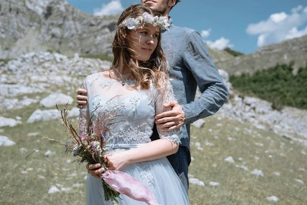 Stylový Romantický Pár Pozadí Hor — Stock fotografie