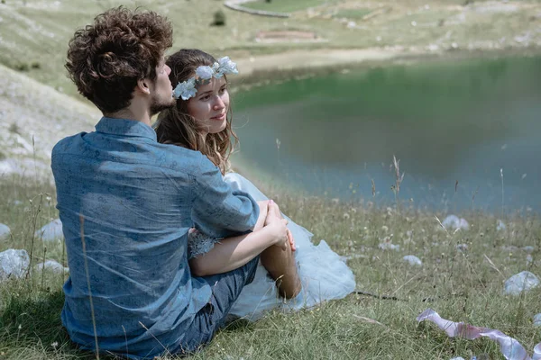 Casal Romântico Elegante Sentar Junto Lago Contra Fundo Das Montanhas — Fotografia de Stock