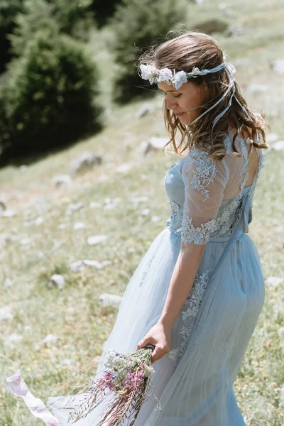 Noiva Vestido Andando Longo Estrada Contra Fundo Das Montanhas — Fotografia de Stock