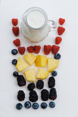 Smoothies çilek, ananas ve yoğurt ile ahududu için malzemeler. Düz yatıyordu, en iyi görünümü