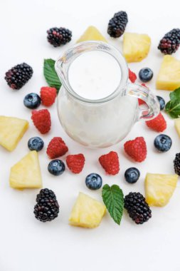 Smoothies çilek, ananas ve yoğurt ile ahududu için malzemeler. Düz yatıyordu, en iyi görünümü