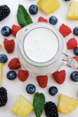 Smoothies çilek, ananas ve yoğurt ile ahududu için malzemeler. Düz yatıyordu, en iyi görünümü