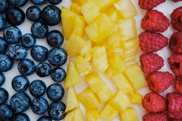 «Ana sayfa» gökkuşağı renkleri, ananas, böğürtlen, yaban mersini ve ahududu nane ile sağlıklı meyveleri görünümünü kapalı beyaz üzerine tablo, düz yatıyordu