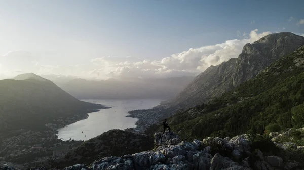 Ποδηλάτης Άνθρωπος Στέκεται Στην Κορυφή Ενός Βουνού Θέα Στη Θάλασσα — Φωτογραφία Αρχείου