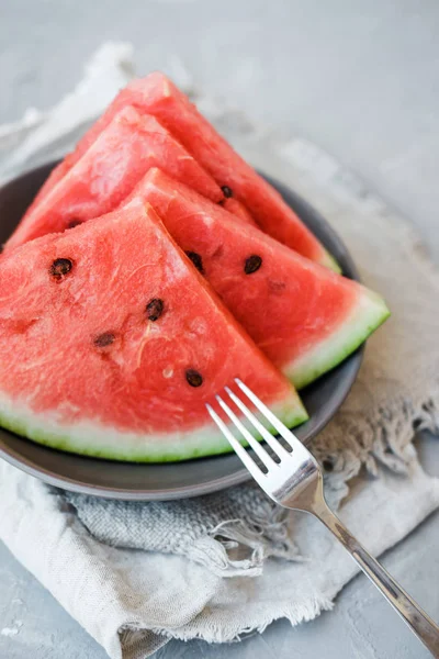 Karpuz dilimleri yaz gri bir arka plan üzerinde bir plaka üzerinde