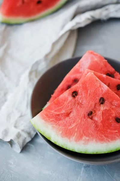 Karpuz dilimleri yaz gri bir arka plan üzerinde bir plaka üzerinde
