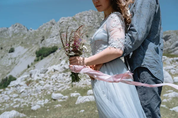Casal Romântico Elegante Contra Fundo Das Montanhas — Fotografia de Stock