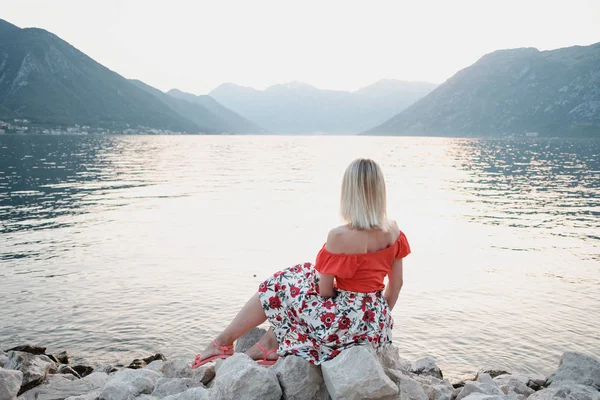 Achteraanzicht Van Blonde Vrouw Rode Shirts Kijken Naar Zee Bij — Stockfoto