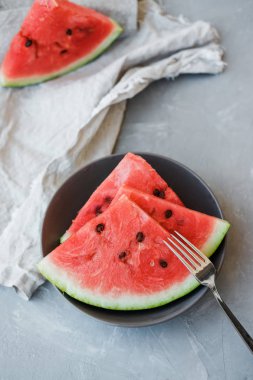 Karpuz dilimleri yaz gri bir arka plan üzerinde bir plaka üzerinde