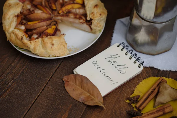 Herfst Samenstelling Pie Met Appels Koffie Kladblok Droge Bladeren Een — Stockfoto