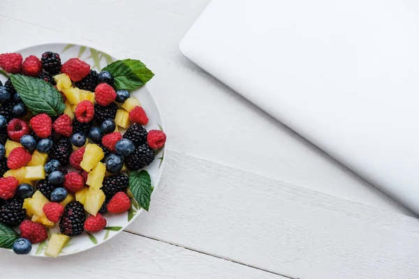 Espacio Trabajo Con Laptop Bayas Sanas Colores Arcoíris Piña Moras —  Fotos de Stock