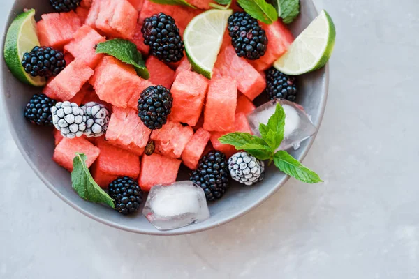 Salada Fruto Partes Melancia Amora Preta Congelada Visco Uma Chapa — Fotografia de Stock