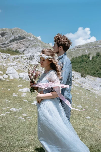 Elegante Coppia Romantica Sullo Sfondo Delle Montagne — Foto Stock