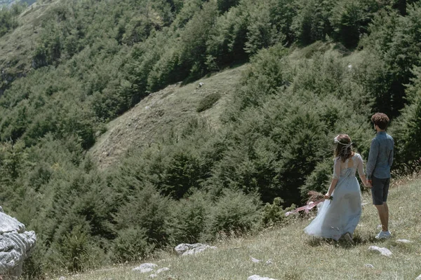 Romantik Çift Dağları Nın Arka Yürüyüş — Stok fotoğraf