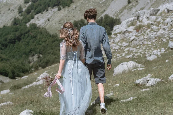 Casal Romântico Caminhando Longo Fundo Das Montanhas — Fotografia de Stock