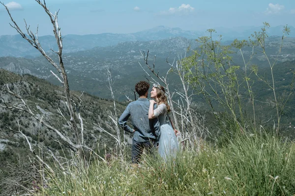 Dağları Nın Arka Planı Şık Romantik Çift — Stok fotoğraf