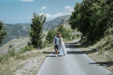 Romantik Çift arka planı Dağları nın yol boyunca yürüyüş. Yavaş motio