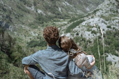 Dağları nın arka planı şık romantik çift.