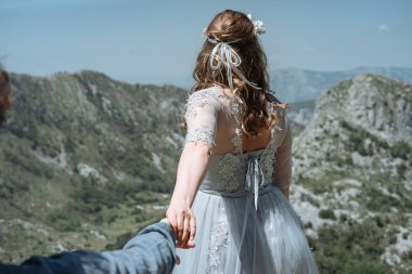Dağları nın şık romantik çift arka planı. Takip et beni. Gelin Damat'ın elini tutar