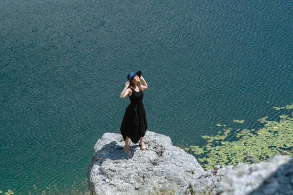 Молодая Красивая Блондинка Синей Шляпе Черном Платье Озере — стоковое фото