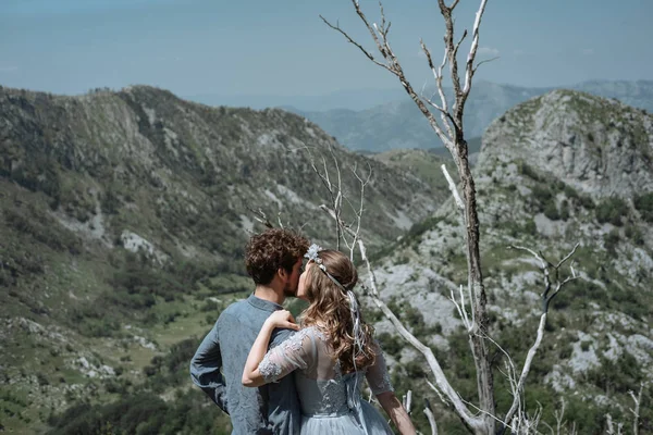 Casal Romântico Elegante Contra Fundo Das Montanhas — Fotografia de Stock