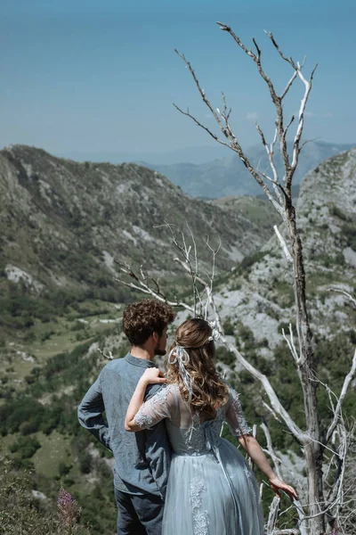 Casal Romântico Elegante Contra Fundo Das Montanhas — Fotografia de Stock