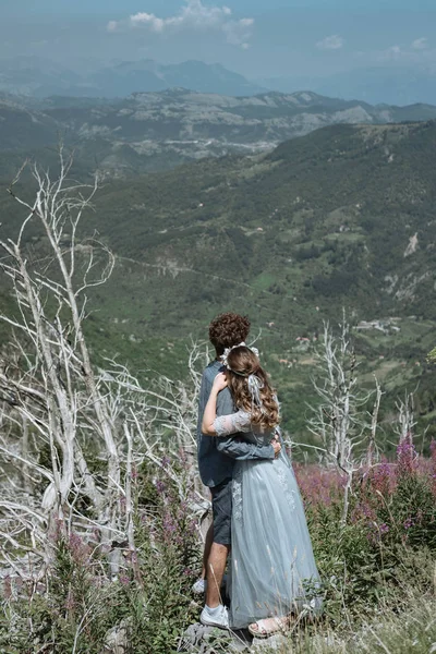 Casal Romântico Elegante Contra Fundo Das Montanhas — Fotografia de Stock