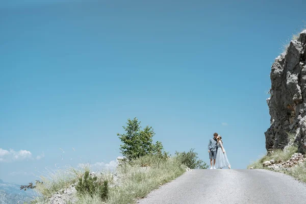 Romantik Çift Arka Planı Dağları Nın Yol Boyunca Yürüyüş Yavaş — Stok fotoğraf