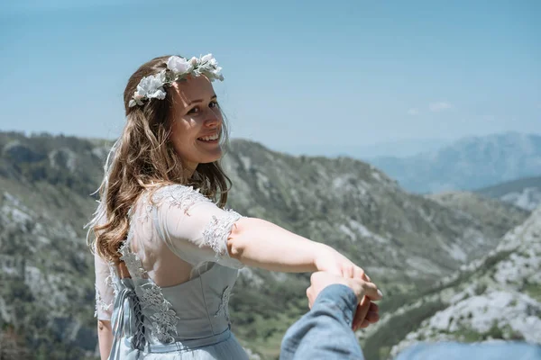 Casal Romântico Elegante Contra Fundo Das Montanhas Sigam Noiva Segura — Fotografia de Stock