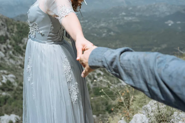 Elegante Coppia Romantica Sullo Sfondo Delle Montagne Seguitemi Sposa Tiene — Foto Stock