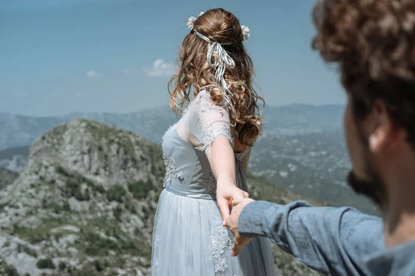 Casal Romântico Elegante Contra Fundo Das Montanhas Sigam Noiva Segura — Fotografia de Stock