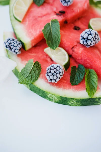 Wassermelonenscheiben Gefrorene Brombeeren Und Limetten Auf Einem Teller Auf Weißem — Stockfoto