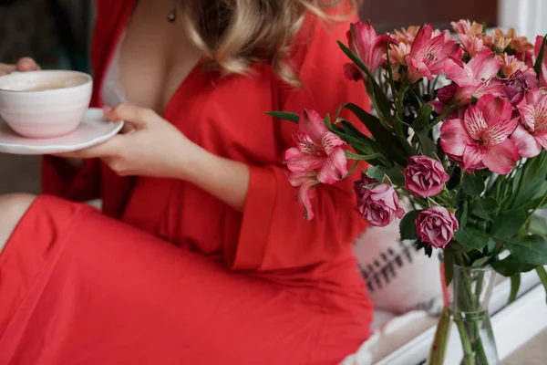 Close Van Vrouwelijke Handen Een Rood Gewaad Met Kopje Koffie — Stockfoto