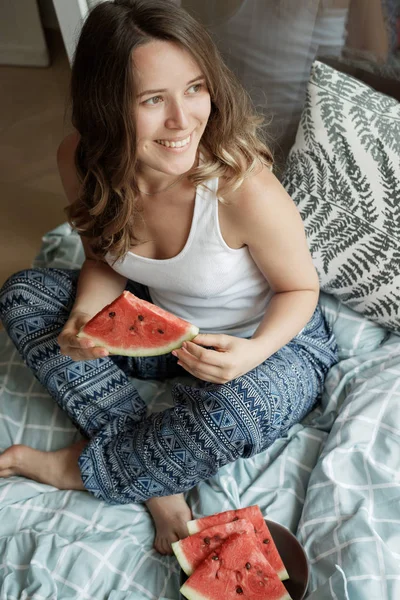 Gadis Pirang Dengan Piyama Biru Tempat Tidur Makan Semangka Untuk — Stok Foto