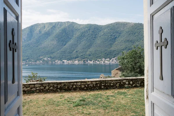 Açık Ahşap Kapı Ile Kesiştiği Deniz Karadağ Dağ Manzaralı Bir — Stok fotoğraf