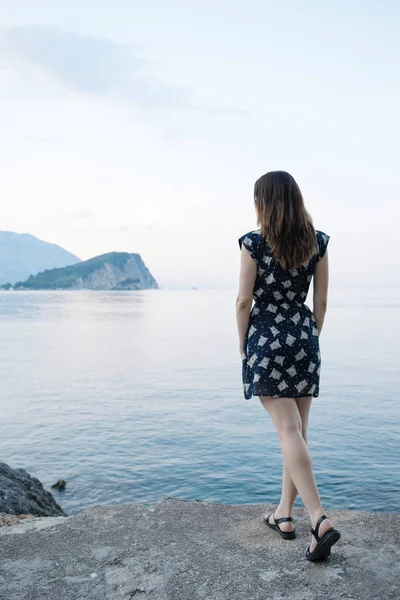 Achteraanzicht Van Een Mooie Jonge Vrouw Jurk Het Strand Zoek — Stockfoto