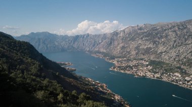 Kuş-göz görüş-Kotor Körfezi (Boka Kotorska) ve Kotor şehir, Karadağ.