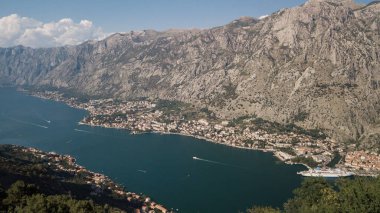 Kuş-göz görüş-Kotor Körfezi (Boka Kotorska) ve Kotor şehir, Karadağ.