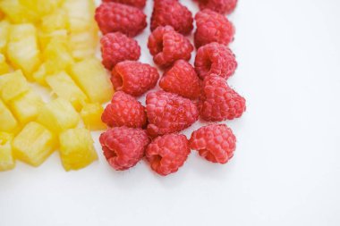 «Ana sayfa» gökkuşağı renkleri, ananas, böğürtlen, yaban mersini ve ahududu nane ile sağlıklı meyveleri görünümünü kapalı beyaz üzerine tablo, düz yatıyordu