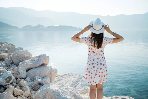 Vissza View Egy Fiatal Gyönyörű Tartja Fehér Kalapot Strandon Keresi — Stock Fotó